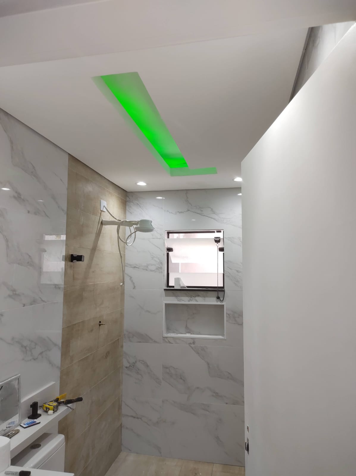Drywall com LED e revestimento