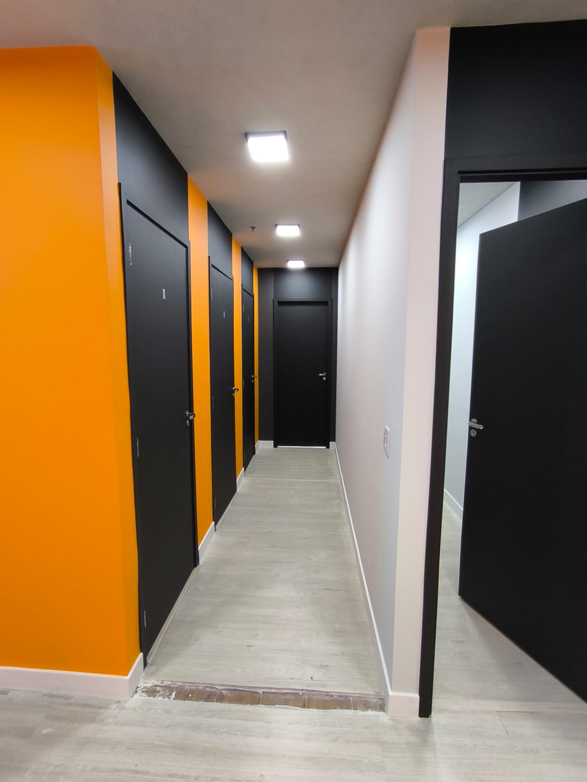 Corredor pintura preto e laranja