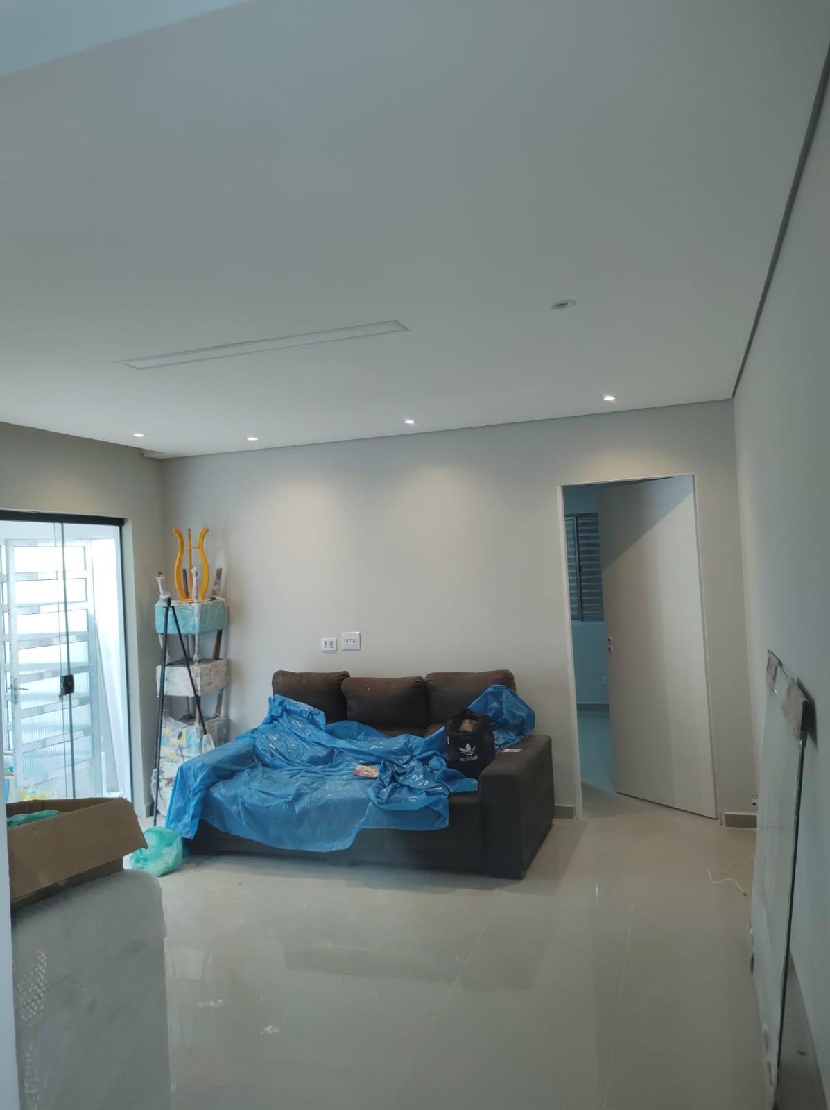 Sala ampla com gesso