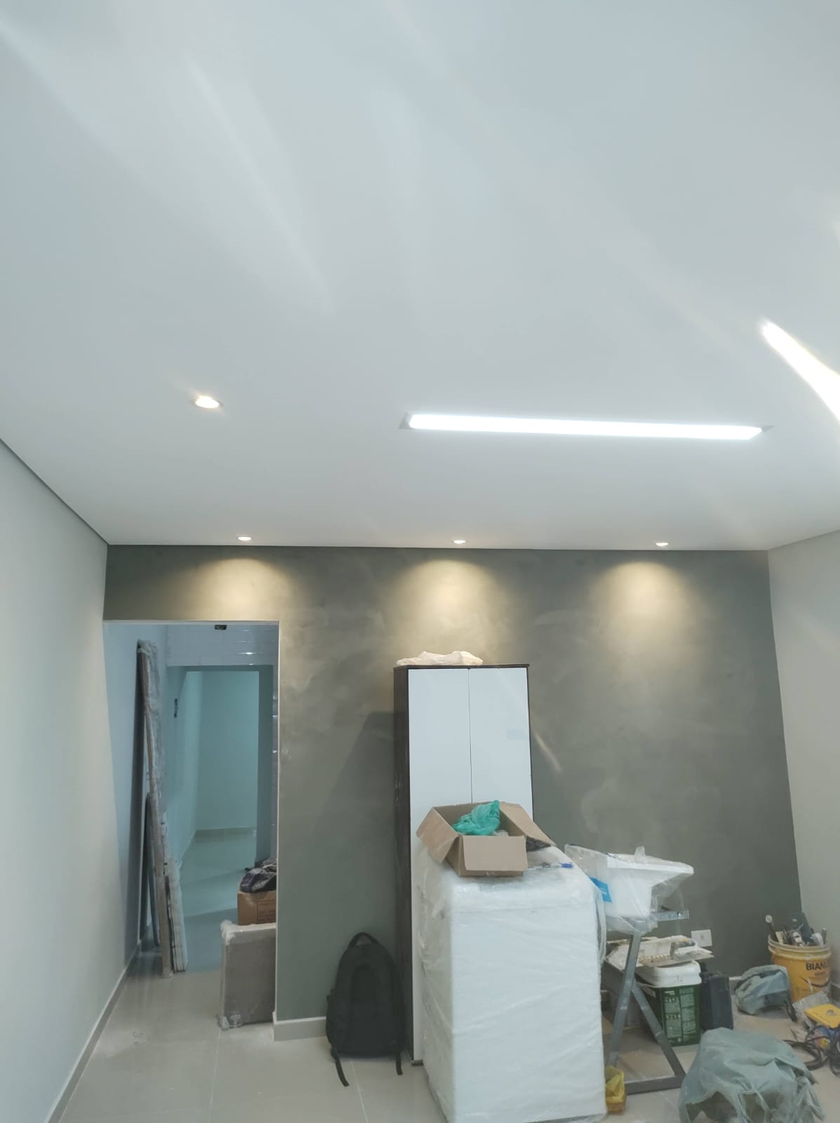Sala com parede marmorato